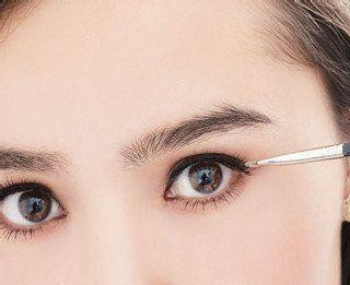 眼妝教程：如何用眼線液畫眼線？